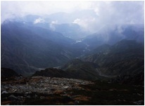峠を挟んで雲が湧きあがる冨山側の眺望