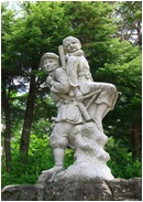 兄に背おわれた政井みねさんの石像