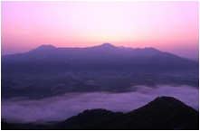 明るくなるにつれて阿蘇の峰々が現れてきた