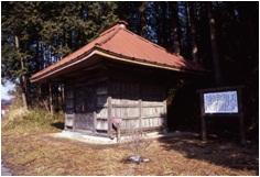 県道の脇に立つ夕日堂