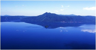 神秘的な湖面の摩周湖