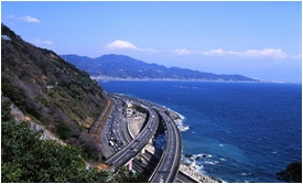 さった峠から望む富士山と東名道、東海道線本線