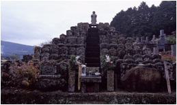 800体余の陶工たちの墓が集まった陶工無縁塔