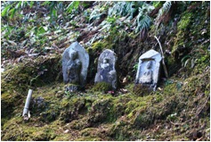 参道の脇に鎮座するお地蔵様