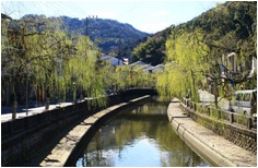 川を挟んで両脇に温泉宿が続く城崎温泉